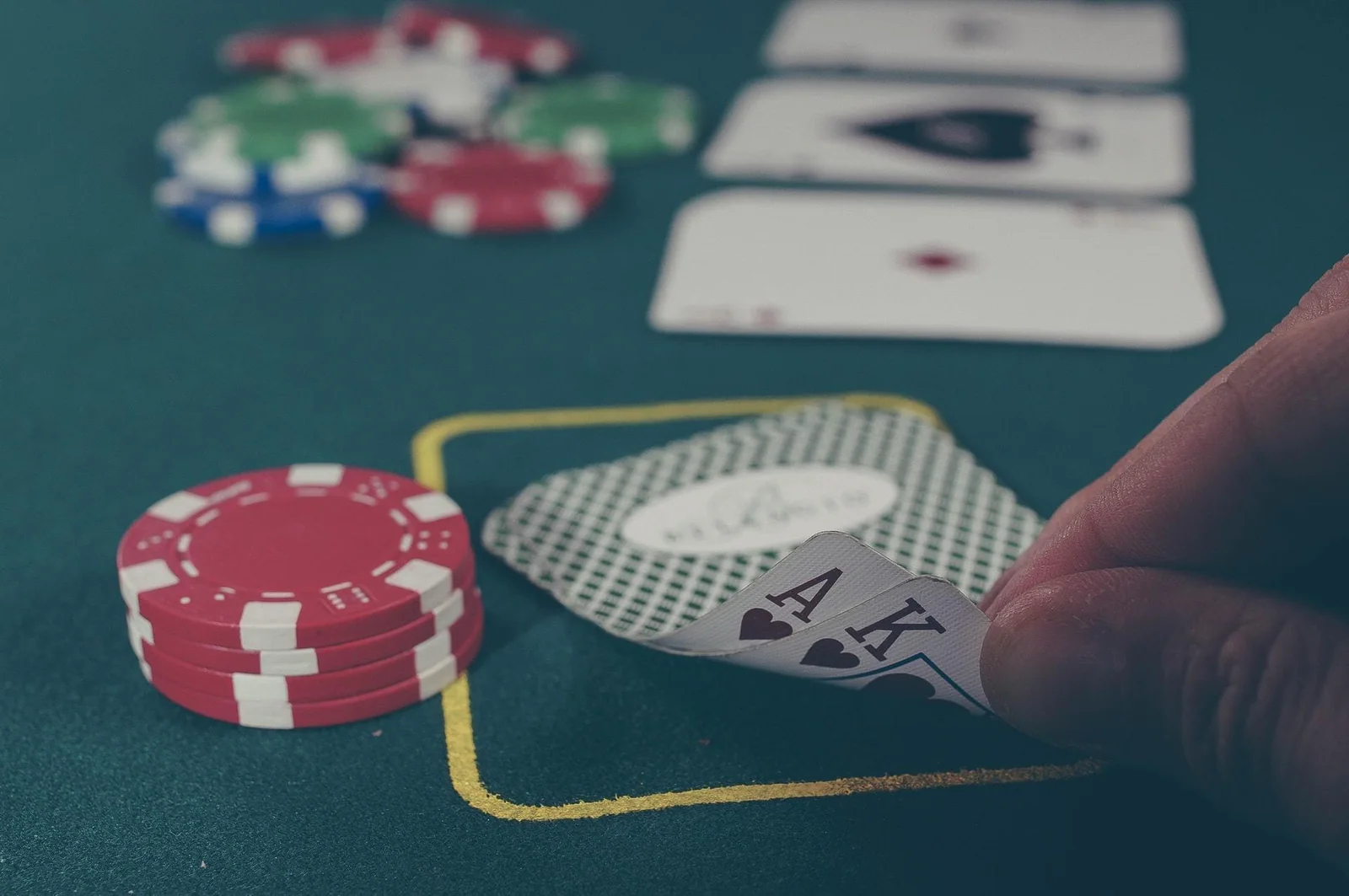 Suasana meja kartu dan roda di kasino DUOGAMING