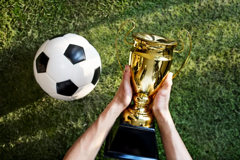 Aksi olahraga yang menggambarkan dinamika pertandingan langsung