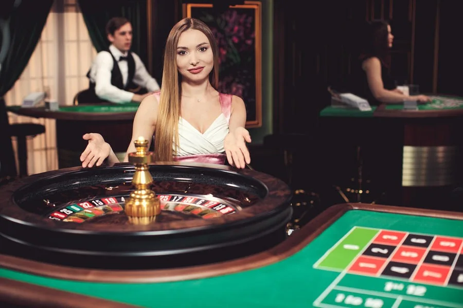 Suasana meja kasino live dengan dealer